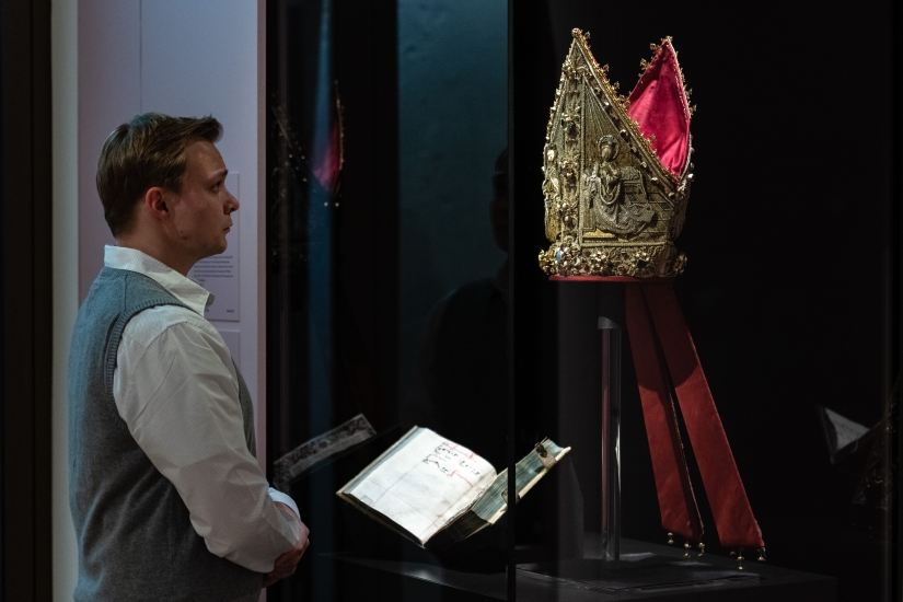 Blick in die Ausstellung "Maria zwischen den Konfessionen"