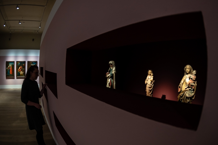 Blick in die Ausstellung "Maria zwischen den Konfessionen"