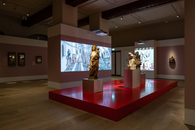 Blick in die Ausstellung "Maria zwischen den Konfessionen"