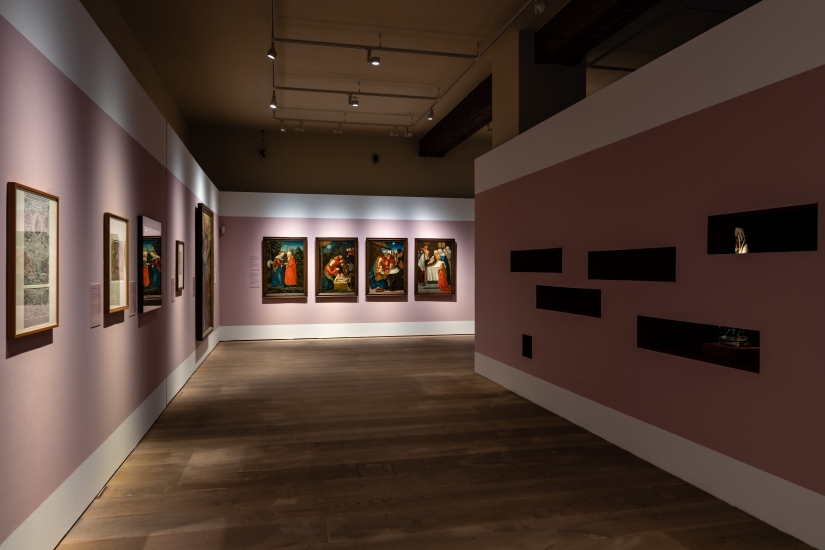 Blick in die Ausstellung "Maria zwischen den Konfessionen"