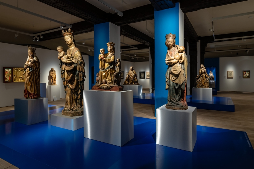 Blick in die Ausstellung "Maria zwischen den Konfessionen"