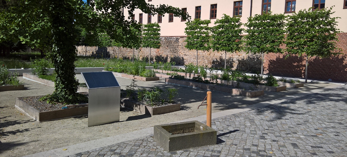 Kräutergarten mit Röhrwasserbrunnen Kräutergarten mit Röhrwasserbrunnen