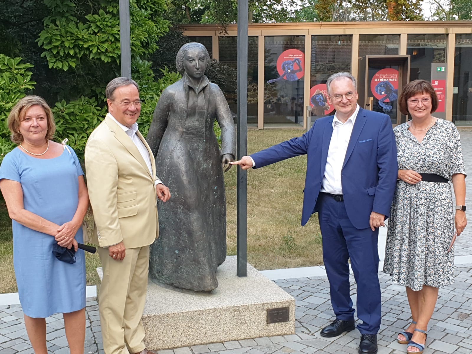 Ehepaar Laschet und Ehepaar Haseloff vor der Katharinen-Statue im Lutherhof