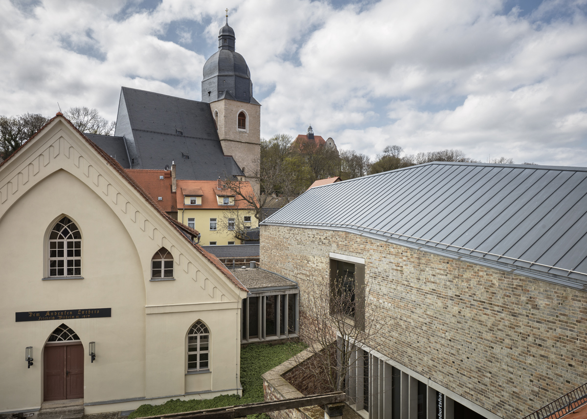 Lutherarmenschule (li), Luthers Taufkirche (mi) und Museum zum Geburtshaus (re)