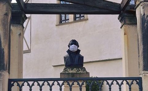 Statue Luthers mit Maske vor dem Geburtshaus in Eisleben Statue Luthers mit Maske vor dem Geburtshaus in Eisleben