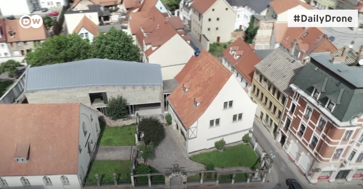 Blick über Luthers Geburtshaus mit einer Drohne