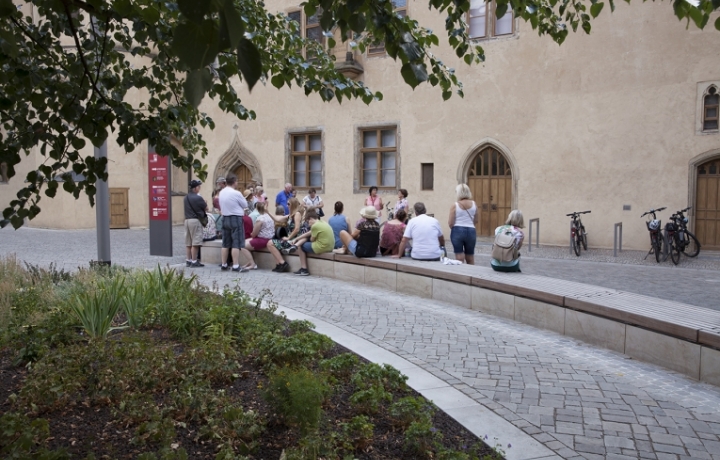 Eine Gruppe wird am Lutherhaus in Wittenberg geführt.