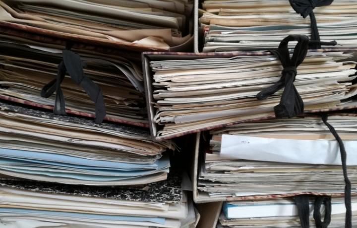 Mehrere alte Bücher sind übereinander gestapelt.