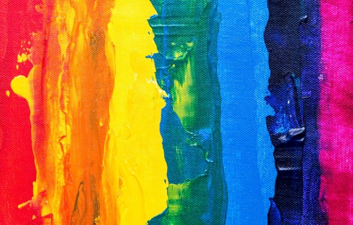 Mit Wasserfarben gemalte Streifen, von oben nach unten, in Regenbogenfarben.