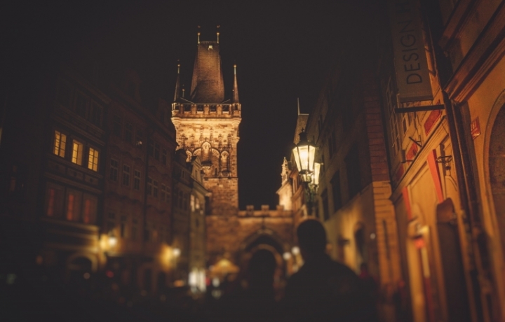 Schemenhaft ist eine Burg und ein Turm zu sehen. Dunkle Nacht.