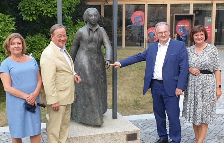 Ehepaar Laschet und Ehepaar Haseloff vor der Katharinen-Statue im Lutherhof