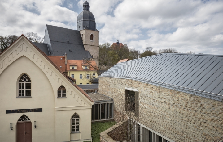 Lutherarmenschule (li), Luthers Taufkirche (mi) und Museum zum Geburtshaus (re)