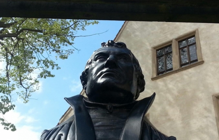 Luther-Büste in Eisleben am Geburtshaus