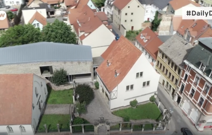 Blick über Luthers Geburtshaus mit einer Drohne