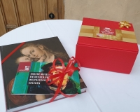 Die Geschenke: Ausstellungskatalog und Keksbox
