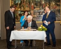 Winfried Kretschmann trug sich in das Goldene Buch der Stadt Wittenberg ein