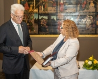 Ministerpräsident Winfried Kretschmann erhält Geschenk von Astrid Mühlmann