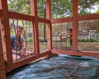 Kinder bauen ein Fachwerkhaus