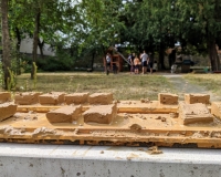Kinder bauen ein Fachwerkhaus