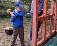 Kinder bauen ein Fachwerkhaus