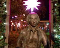 Herrnhuter Stern über der Statue von Katharina von Bora